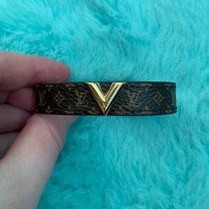 Louis Vuitton Essential V bracelet - adjustable sizing